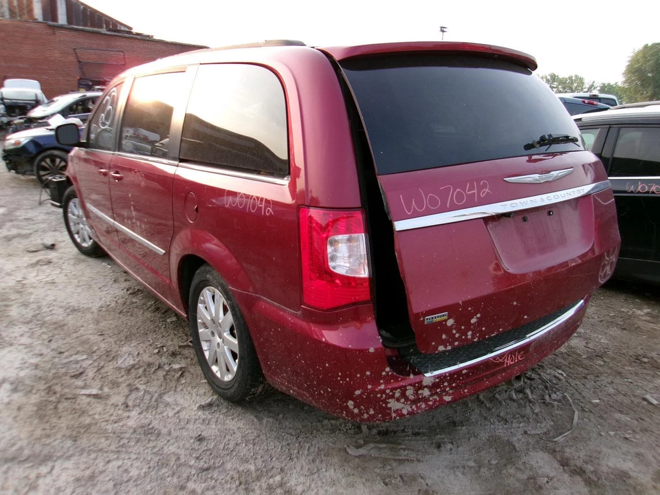 Brazo de control inferior inferior delantero izquierdo usado se adapta a: Chrysler Town & Country 2015 Foto 3 de 4