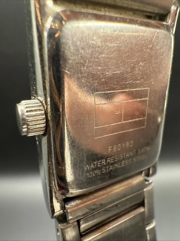 Reloj de cuarzo Hilfiger de colección para mujer de acero inoxidable esfera blanca bisel de piedras preciosas 7" Foto 4 de 4