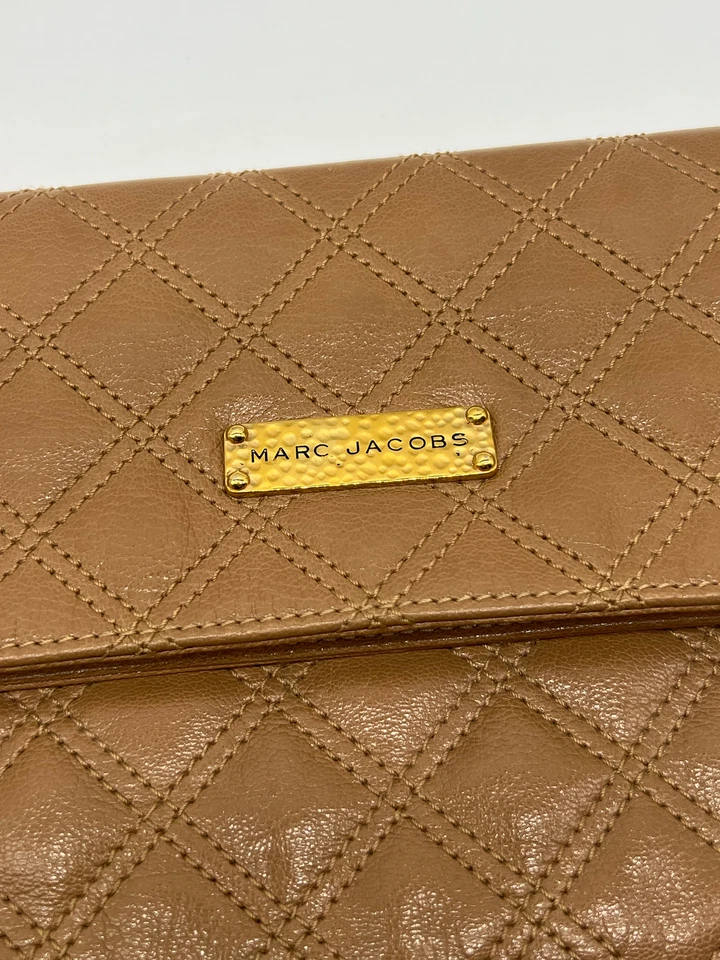 Bolso clutch Marc Jacobs marrón beige diamante acolchado grande eugenia sobre nuevo con etiquetas Foto 2 de 4
