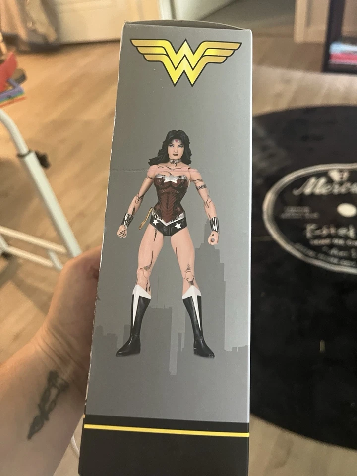 Figura Colección Wonder Woman DC de Jim Lee Exclusiva de GameStop Foto 3 de 4