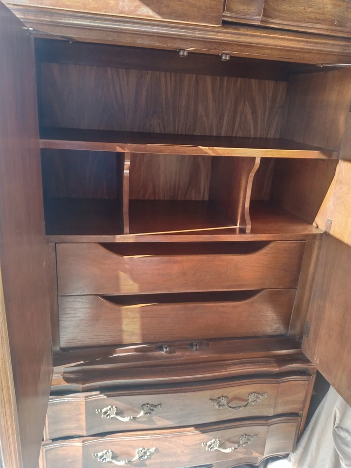 Armario y mesa auxiliar antiguos de madera maciza Foto 3 de 4