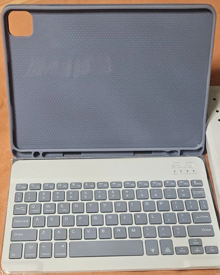 NEW in Box Ipad 11 Pro Keyboard Folio Case - Image 2 of 4