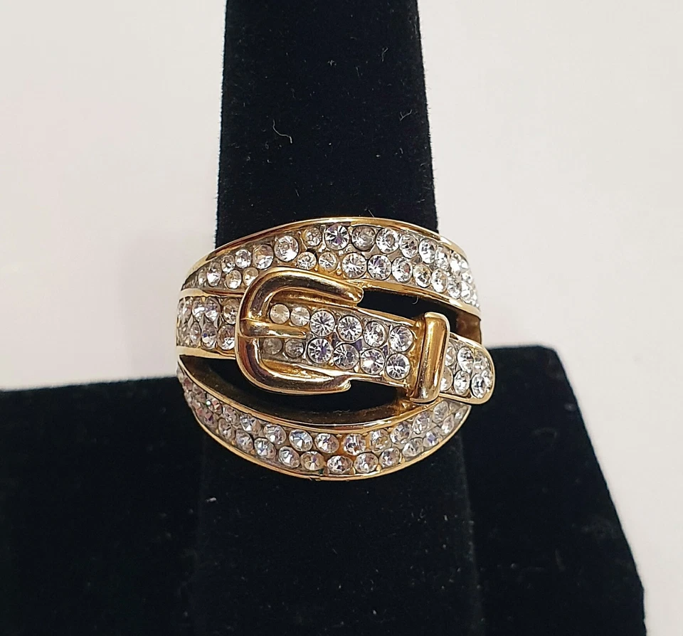 Anillo Hebilla Cinturón Cristal Transparente Tono Dorado Firmado Declaración Estilo Punk TK316 Talla 9 Foto 3 de 4