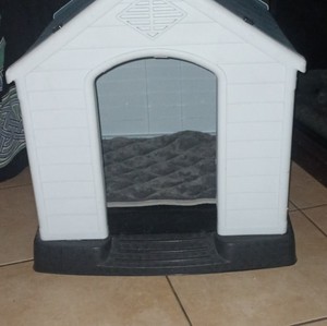 Portable Plastic Outdoor Dog House for Medium Dogs, White Black, Padded Interior