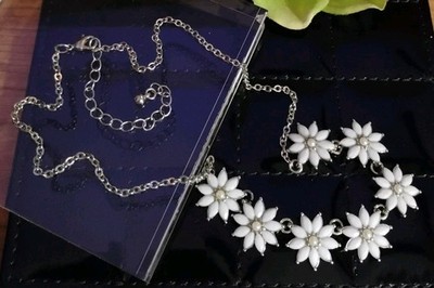 Adorable! White Acrylic w/Faux Pearl DAISY Shape Link Silver Plated 19'' Necklace