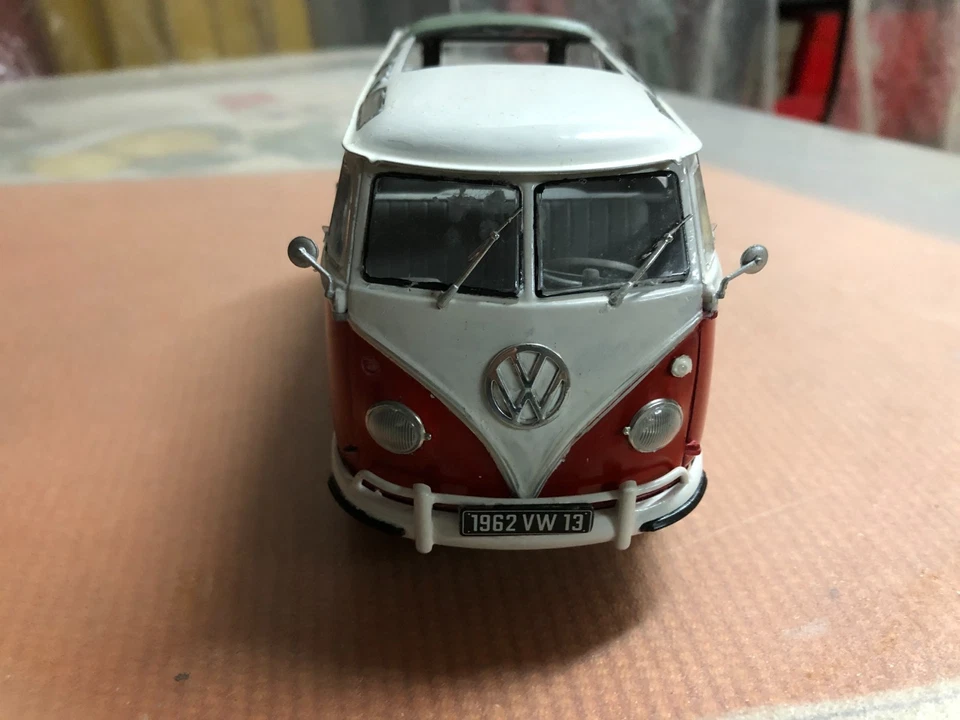Revell Volkswagen T1 "Samba Bus" scala 1/24 già montato - Immagine 2 di 4
