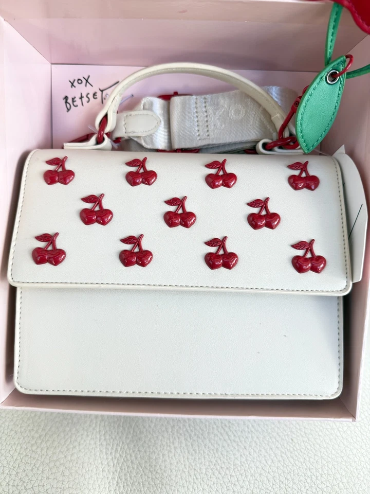 НОВЫЙ С ЯРЛЫКАМИ В КОРОБКЕ BETSEY JOHNSON XOMYLO СУМКА ЧЕРЕЗ ПЛЕЧО СУМКА W ВИШНЕВЫЙ ШАРМ - Изображение 2 из 4