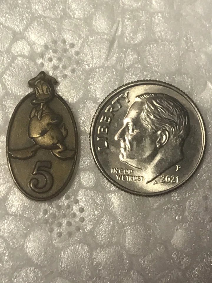 Prendedor de premio Disney Cast Member Service - (Pato Donald 5 años) Foto 3 de 4