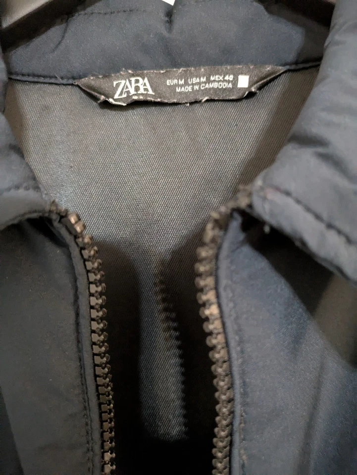 Chaqueta acolchada técnica Zara para hombre mediana azul marino acolchada aislante repelente al agua Foto 3 de 4