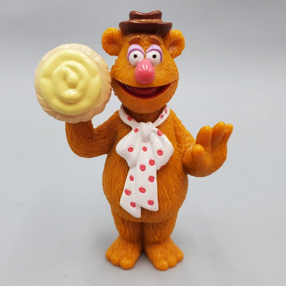 Figura de acción Muppets Fozzie sosteniendo pastel giratorio Muppet Vision 3D 3" Foto 2 de 4