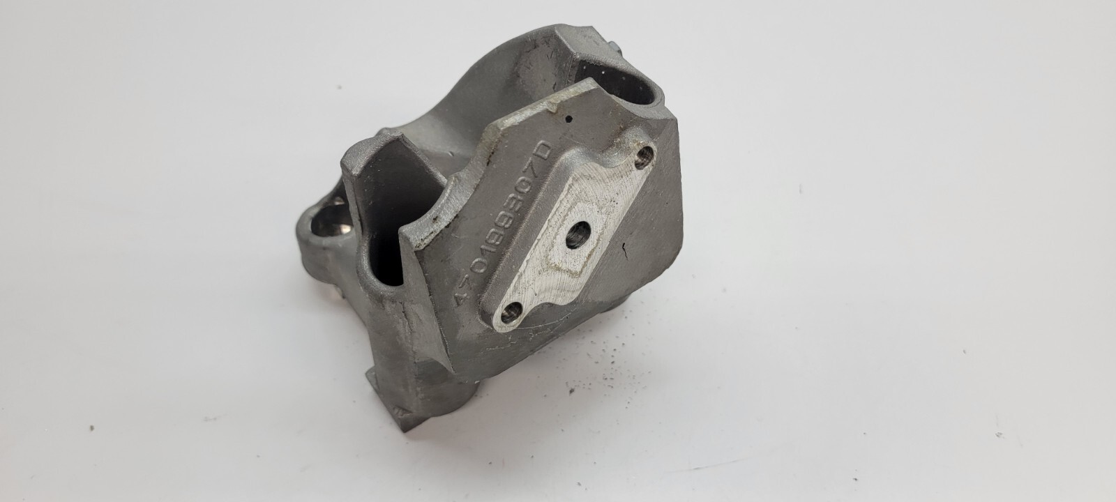 LAMBORGHINI AVENTADOR DRIVER LEFT SIDE ENGINE MOUNTING BRACKET OEM 470199307D