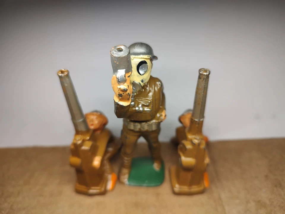 Soldado Manoil com máscara de gás, chama e soldados com antiaéreo - Imagem 3 de 3