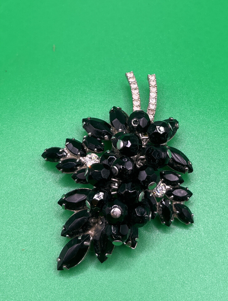 Vintage Juliana D&E Black Beaded Rhinestone Leaf Brooch Pin  display picture 3