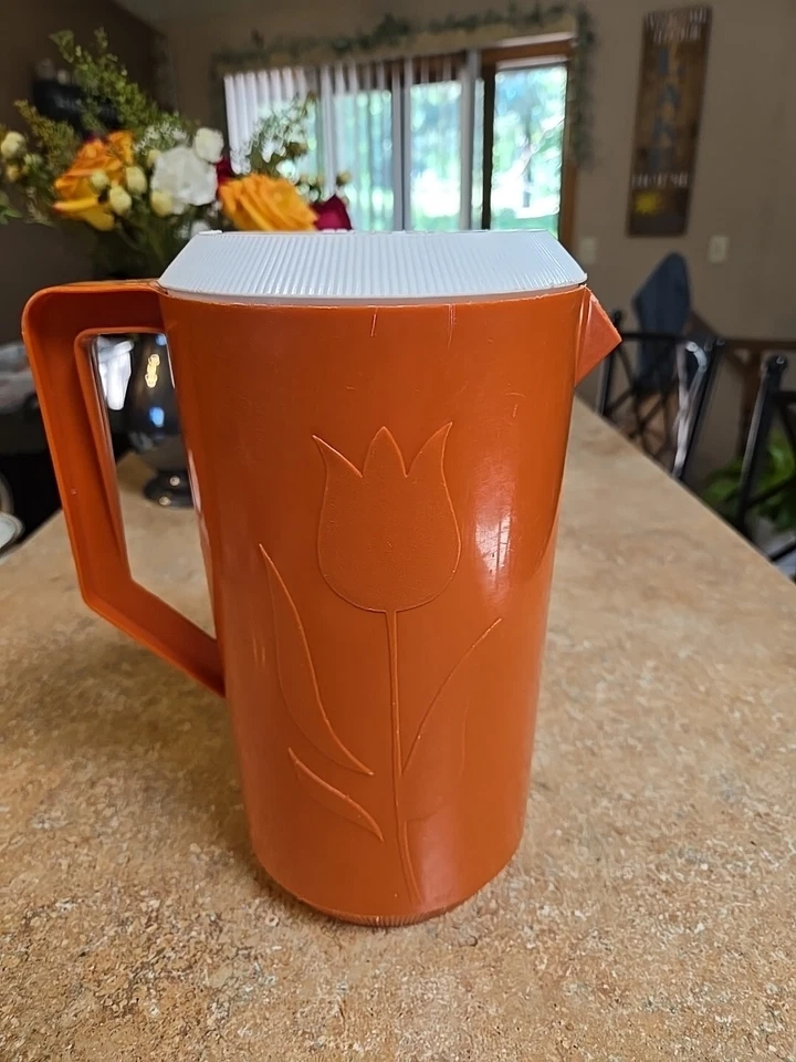 Jarra naranja de plástico vintage de 2 cuartos de galón de los años 70 con tapa coladora y tulipán en relieve Foto 3 de 4