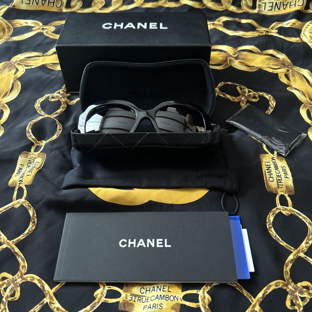 CHANEL black sunglasses with protective case