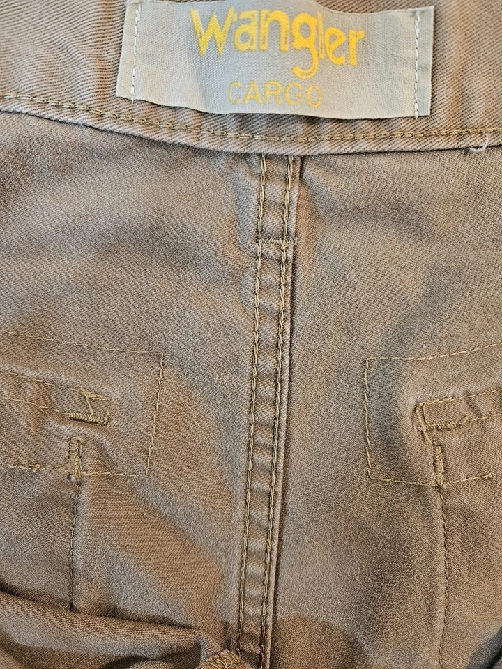 Pantalones cargo Wrangler tostados oscuros 34" x 30" para hombre Foto 3 de 4