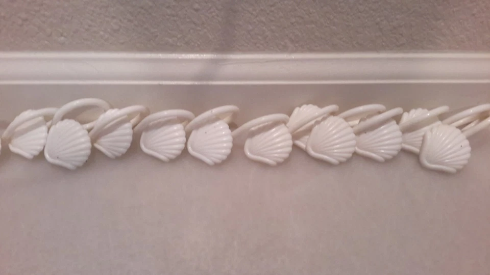 Set of 12 Shelf Shape Shower Curtain Hooks White Plastic Pre-owned - Image 3 of 4