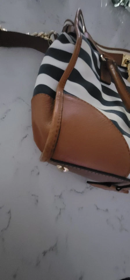 Bolsa tote Hamilton Michael Kors azul marinho e branco listrada lona - Imagem 4 de 4