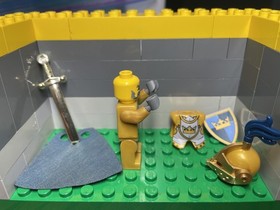 LEGO Castle Fantasy Era Gold Knight Minifigure cas415 Complete 7079 RARE