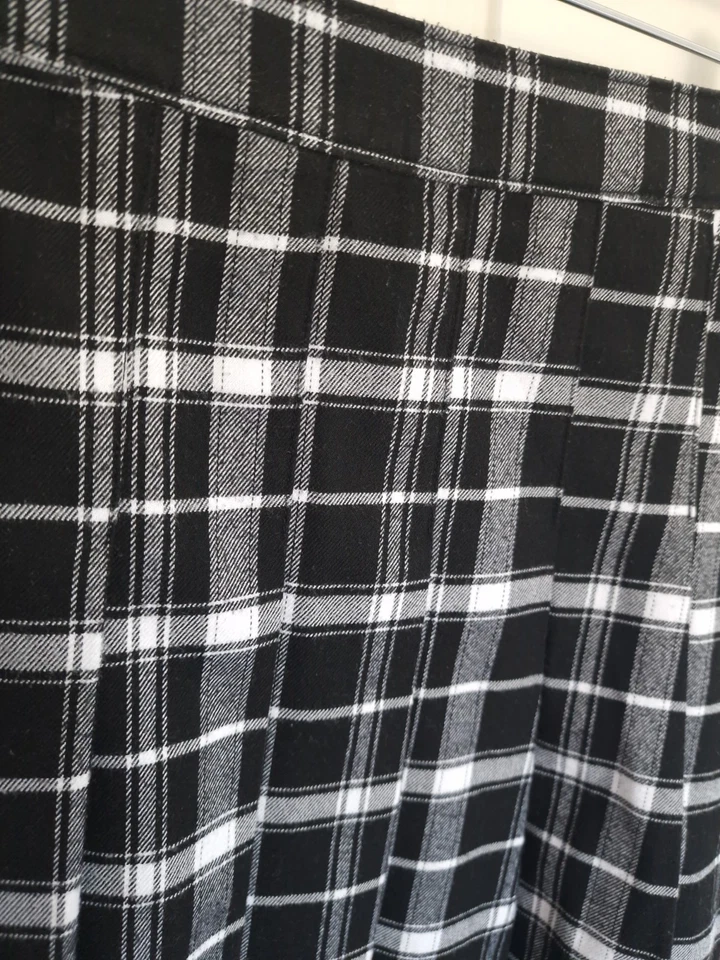Ladies Check Hollister Black White Mini Skirt Size 8 Size Small Ultra High Rise - Image 2 of 4