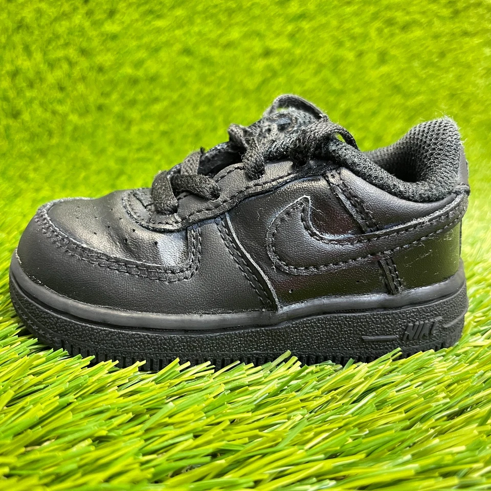 Nike Air Force 1 LE Niño Pequeño Talla 5C Triple Negro Caminar Cuero Zapatos Tenis Foto 3 de 4