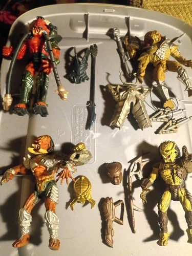 Predator and Alien Action Figure Lot - Multiple Figures with Accessories & Parts - Picture 3 of 7