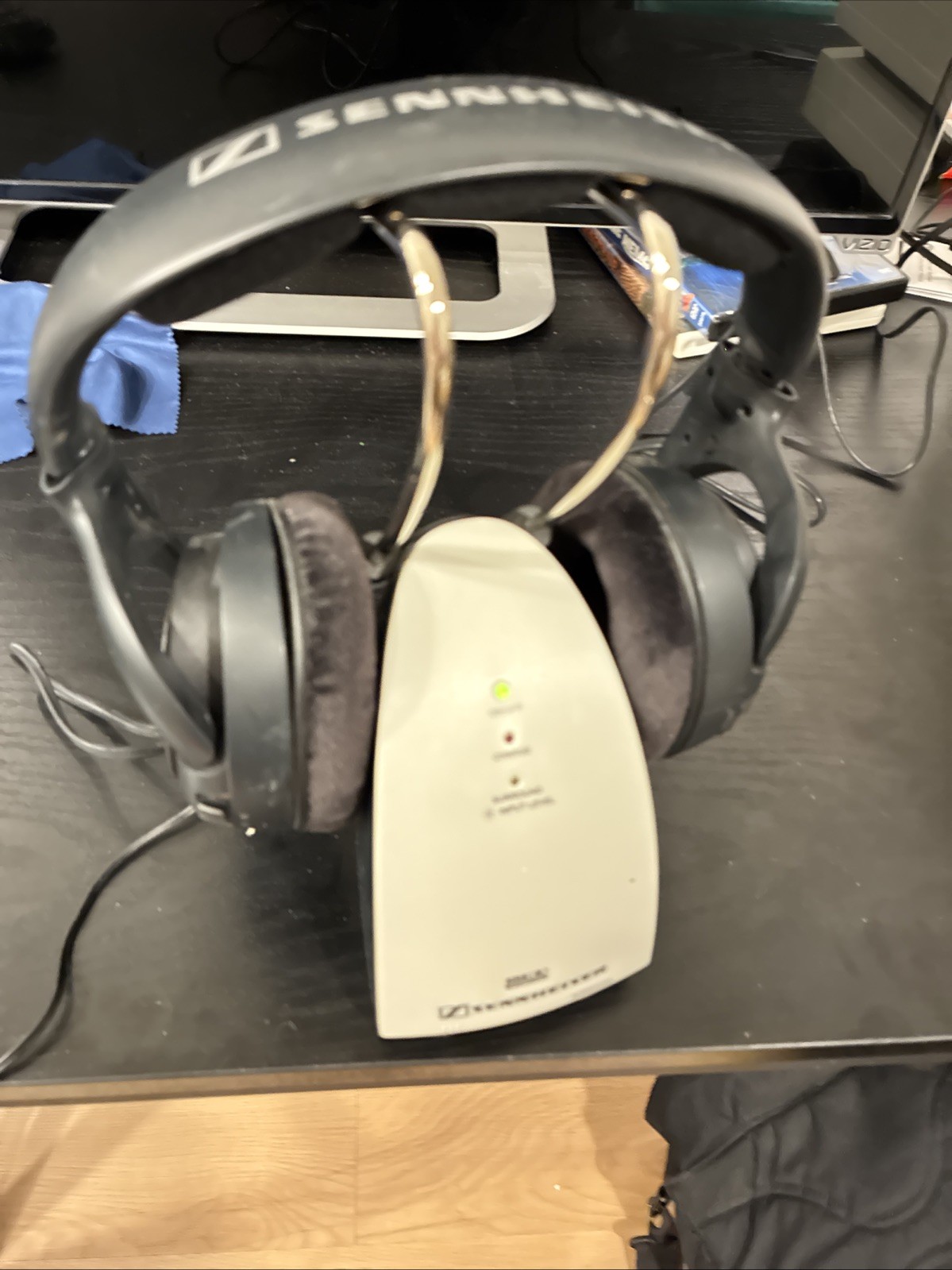 Sennheiser HDR 120 On-Ear Wireless Stereo Headphones & Transmitter Base Unsure