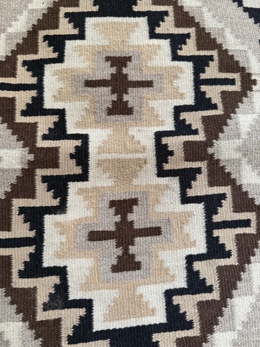 Alfombra Navajo Two Grey Hills de colección 27" X 18" - Imagen 12 de 15