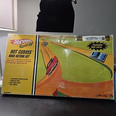 Hot Wheels Classics Hot Curves Race Action Set COMPLETE WITH CARS OPEN BOX.