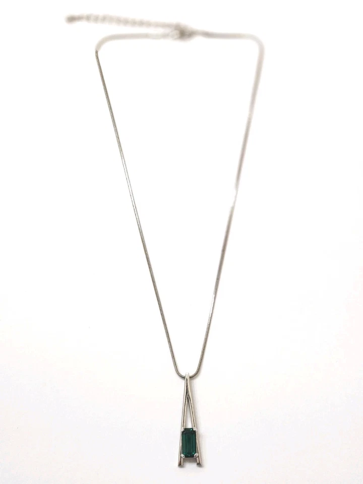 Brincos pendentes vintage 78 prata Avon Park East simulado verde esmeralda clipe - Imagem 4 de 4