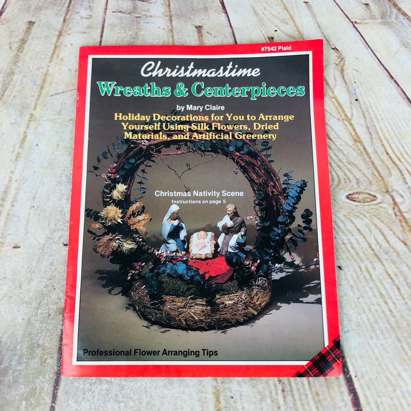 vtg Christmastime Wreath & Centerpieces 1982 by plaid craft book 