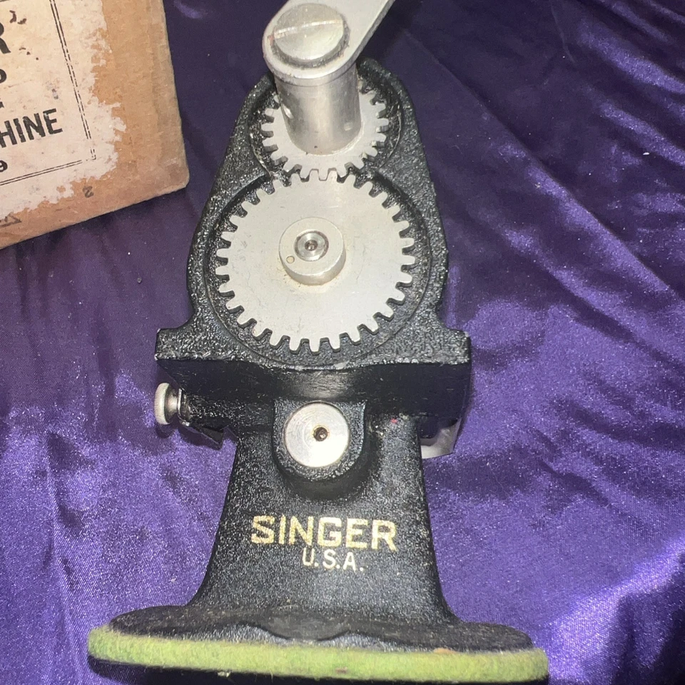 Raro rodamiento de bolas vintage SINGER SIMANCO accesorio rosado operado a mano EE. UU. Foto 3 de 4