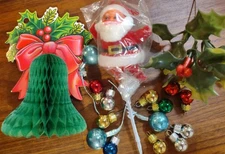 Vtg Holiday Christmas Wreath Craft Pieces Mixed Lot Santa Holly Mini Ornaments 