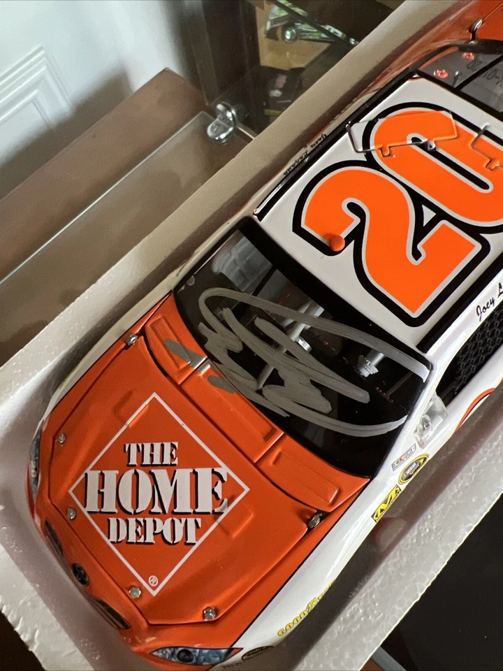 JOEY LOGANO #20 Home Depot 2009 Camry масштаб 1:24 С АВТОГРАФОМ - Изображение 2 из 4