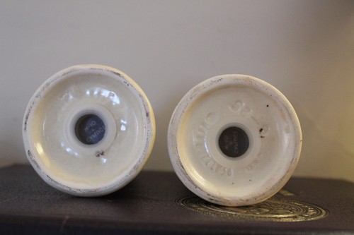 Vintage Set of Pfaltzgraff Village Pattern Stoneware Salt & Pepper Shakers - Picture 6 of 7