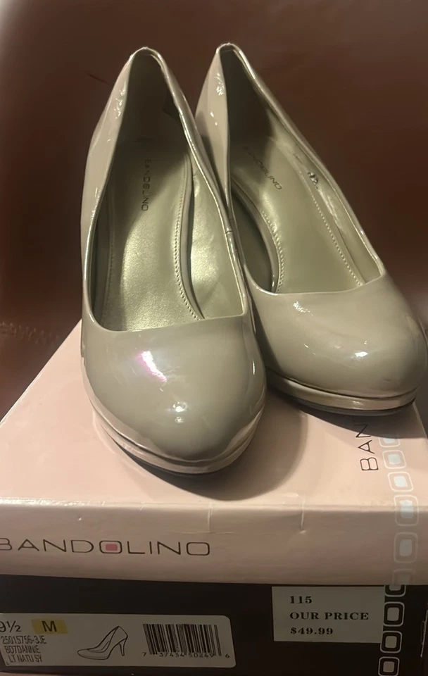 Bombas Bandolino cor nude couro sintético patenteado salto 4 polegadas tamanho 9M - Imagem 2 de 4