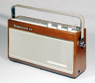 TELEFUNKEN BAJAZZO TS GEPFLEGTES KOFFERRADIO MIT ECHTHOLZGEHÄUSE