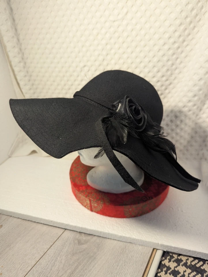 Sombrero floppy negro talla 1 estilo DY para mujer con acento de rosa y pluma Foto 2 de 4
