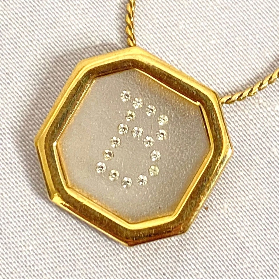 Collar Colgante Inicial Avon Tono Dorado Cadena Serpentina Octágono Vidrio Esmerilado Foto 4 de 4