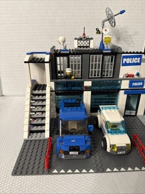 LEGO CITY Police Station 7498 With Vehicles