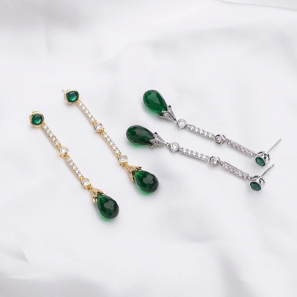 Orecchini Titanic Con Cristallo Verde E Zirconia Cubica 5A In Oro O Argento - Immagine 2 di 4