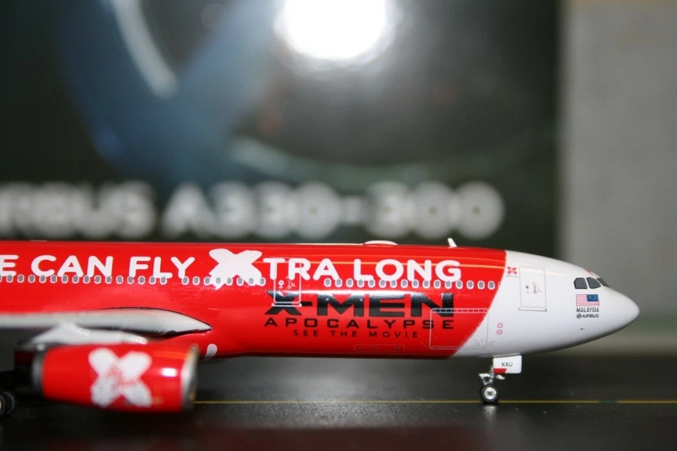 Phoenix 1:400 Air Asia Airbus A330-300 9M-XXU (04094) 'X-Men' Model Plane - Image 2 of 4