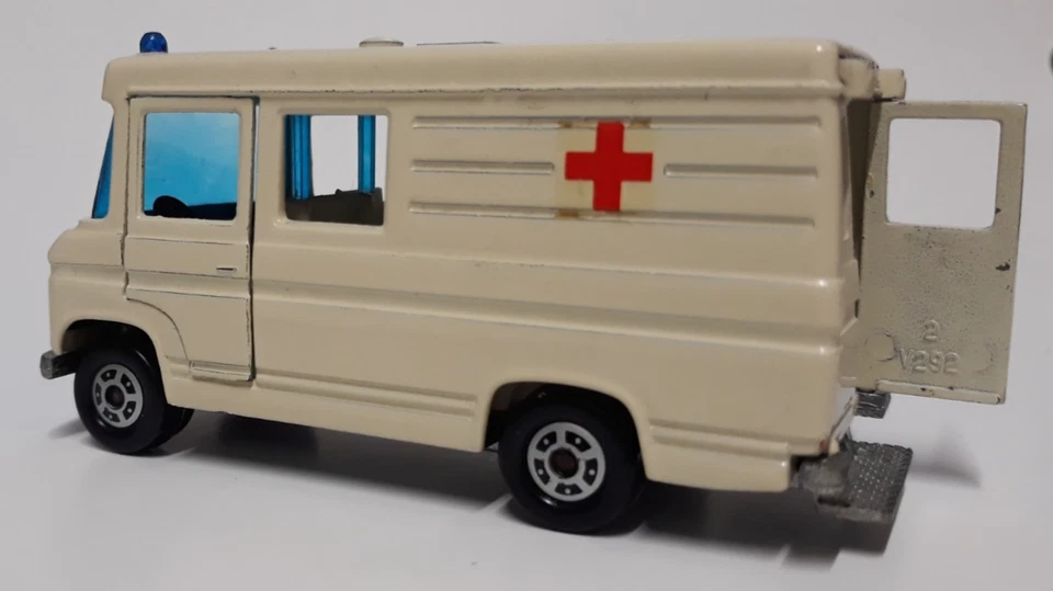 SIKU Mercedes Benz 406 D Ambulanza 1:55 - Immagine 3 di 4