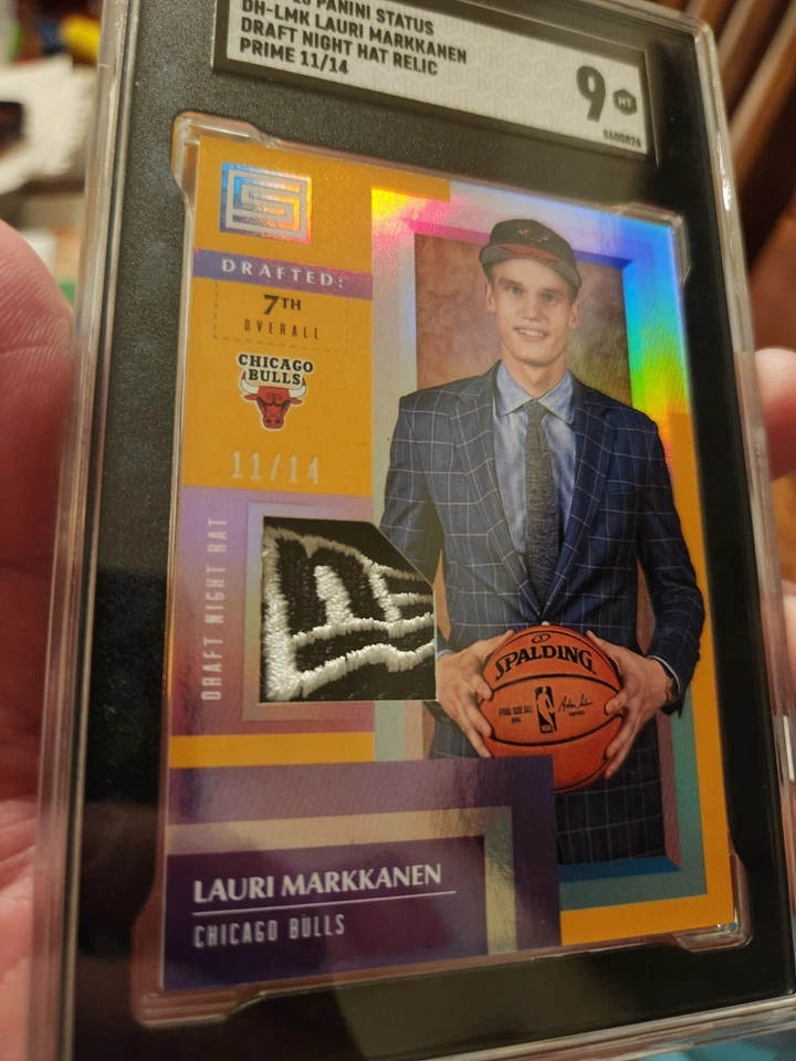 2017-18 Panini Status - Draft Night Hats Lauri Markkanen Rookie 11/14 (MEM, RC) Foto 2 de 4