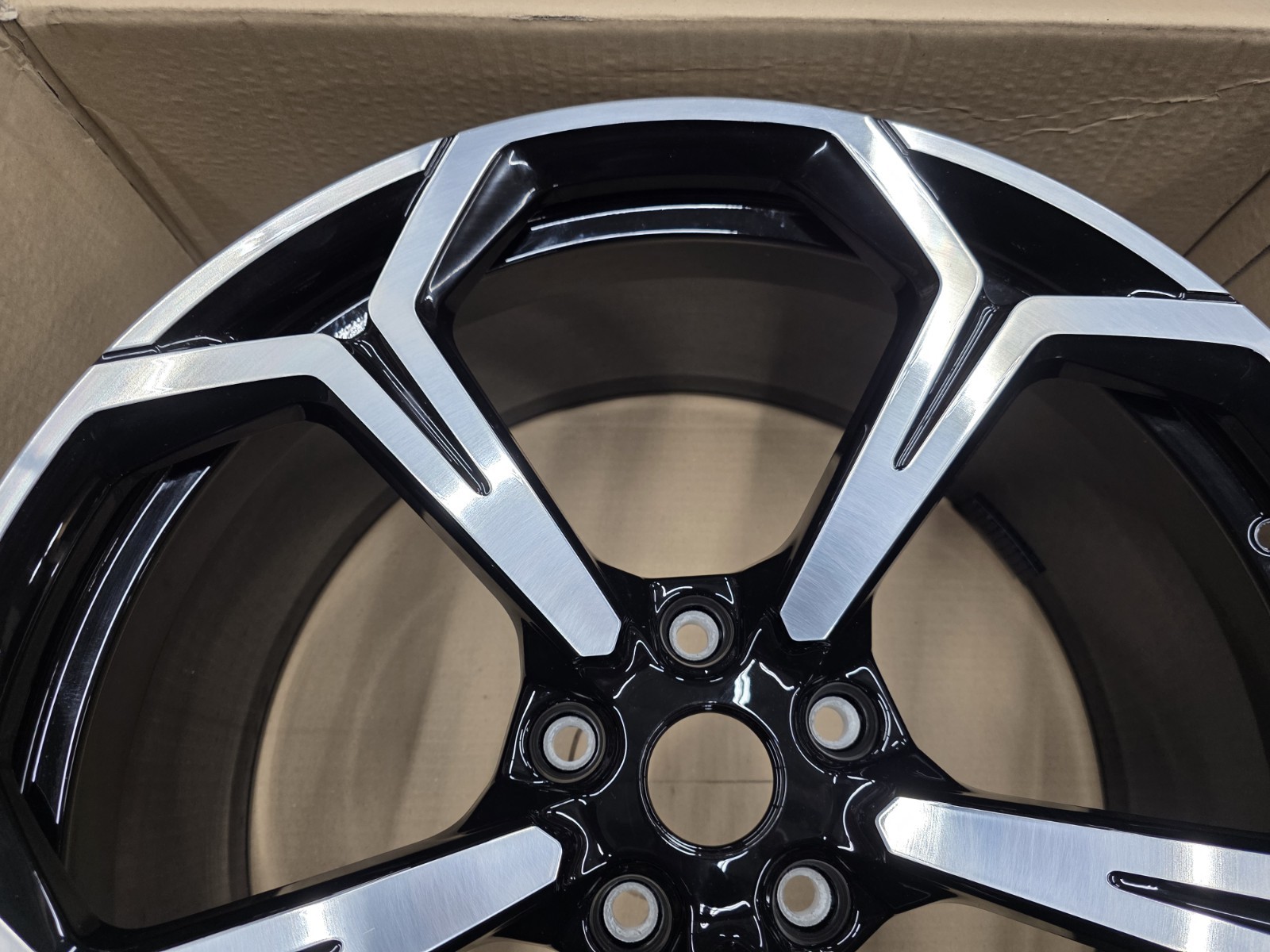 LAMBORGHINI URUS 22" FRONT WHEEL RIM OEM 4ML601025P 10x22