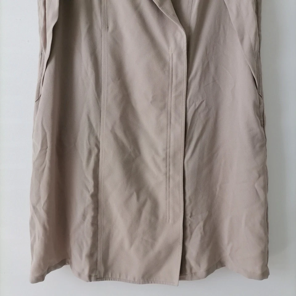 Vestido corto envolvente Forever 21 contemporáneo beige sin mangas talla grande para mujer Foto 3 de 4