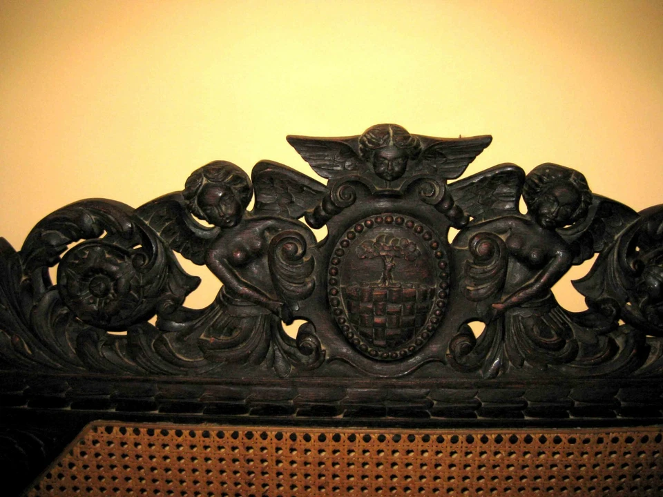 Antiguo cofre de banco italiano tallado en madera ornamentada quizás finales del siglo XIX Foto 4 de 4