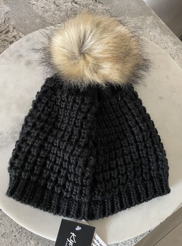 KYI KYI Cable Knit Faux Fur Pompom 