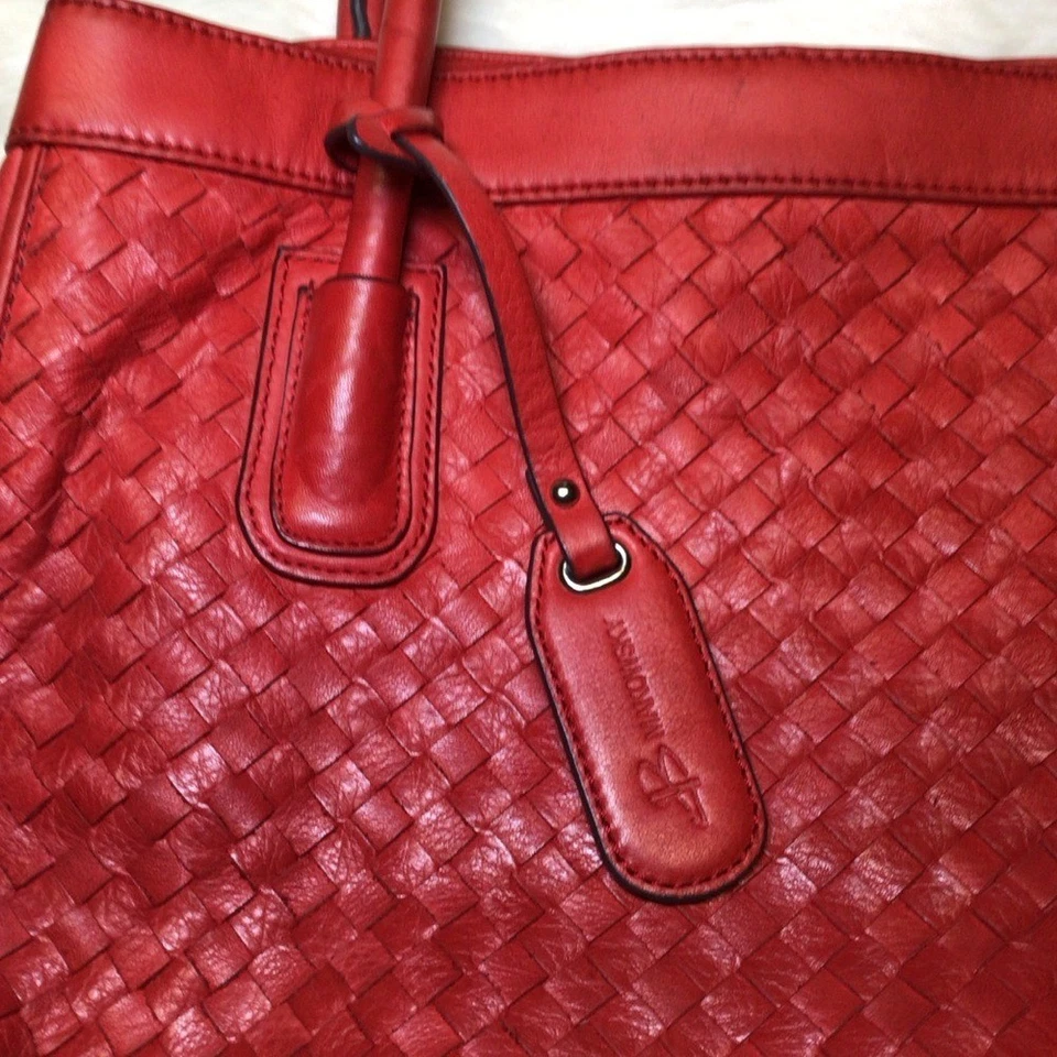 Bolso de hombro trenzado de cuero suave rojo B Makowsky Foto 2 de 4
