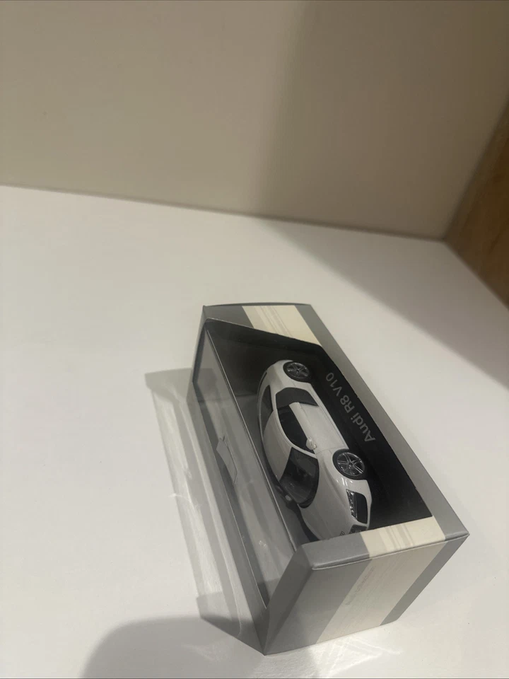 Modelo diecast escala 1:43 de Audi R8 V10 en blanco ibis. Nuevo en caja sin abrir. Foto 3 de 4